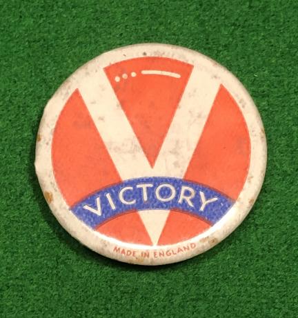 ' V ' Victory lapel badge.