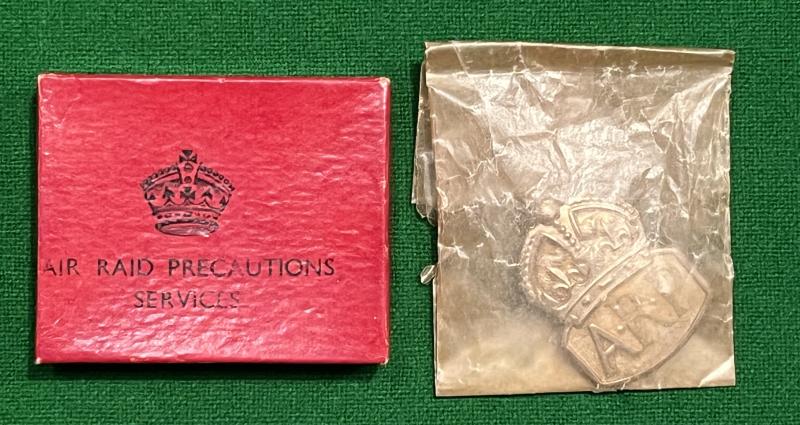 Boxed Silver ARP badge variation - Man.